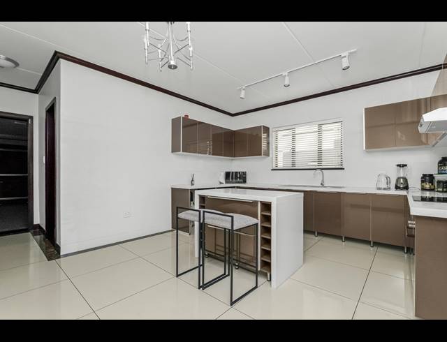 4 BEDROOM CLUSTER FOR SALE IN MAROELADAL